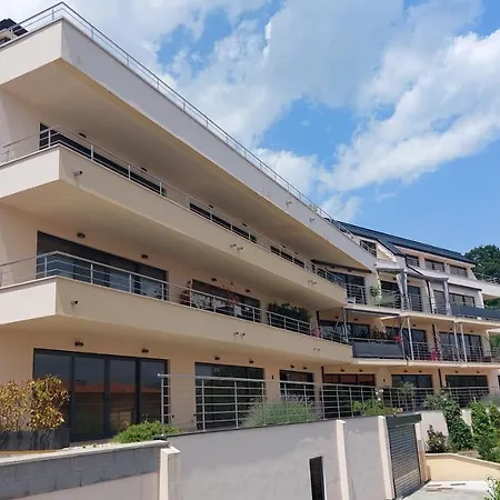Leona, Apartmán